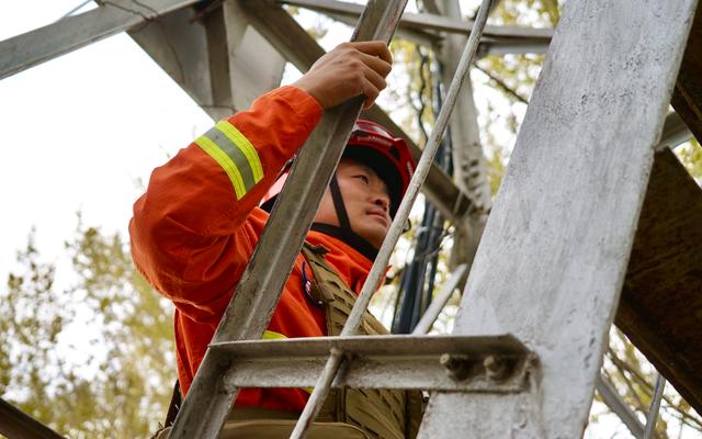 「奋斗者 正青春」18年坚守只为守护祖国北疆“绿色长城”01:52(用青春守卫边疆的句子)