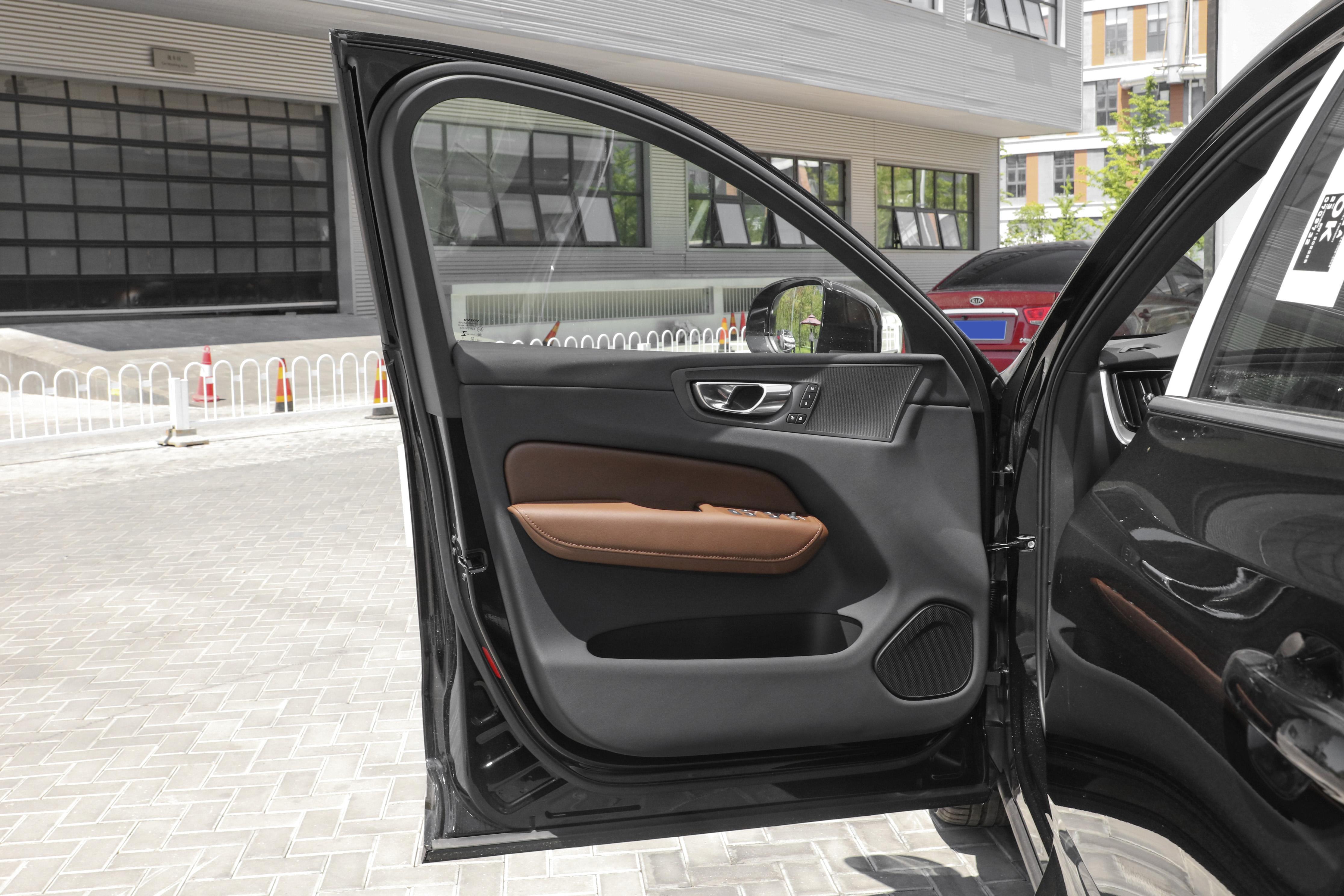 沃尔沃亲民了,XC60价格再降,配2.0T+8AT动力,奥迪Q5压力大了(沃尔沃xc60价格是多少)