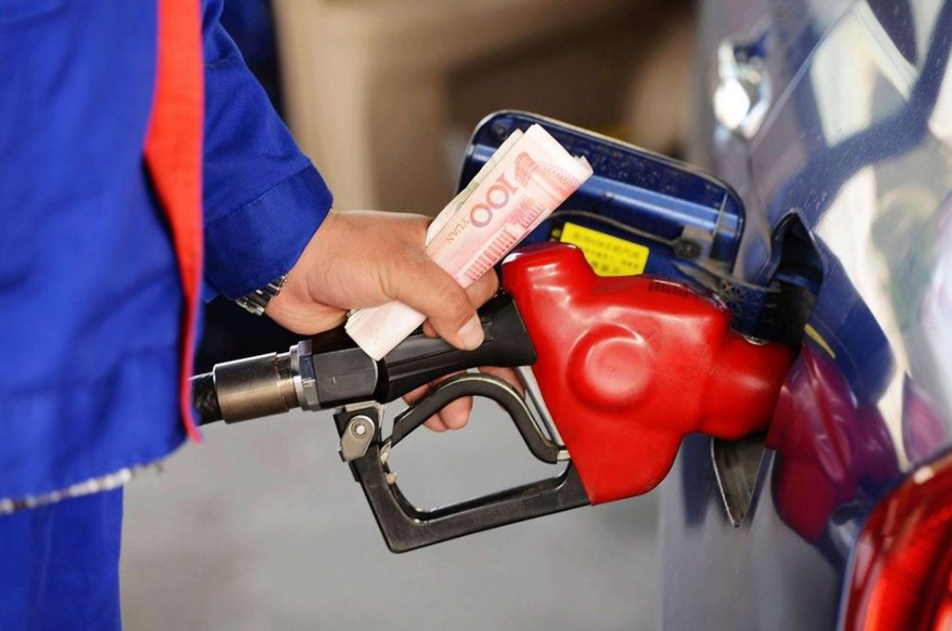 重回“7元”!今晚12点,油价历史首次“8连涨”!仍比2019年便宜4毛(今晚的油价怎么样)