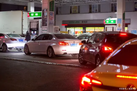 速度去加油!今晚12点过后,全国油价正式上调,上涨高达140元/吨(今晚油价要降了,加满一箱92号汽油将少花7元)