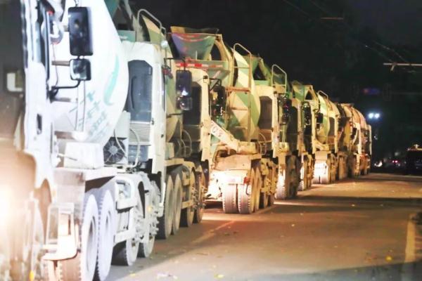 最新进展!地陷致3人被困,千余人全力参与救援!广州地铁致歉(广州地陷3人被困救上来了吗)