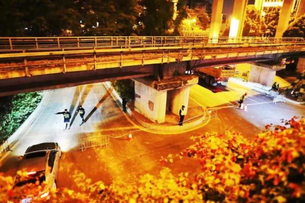 最新进展!地陷致3人被困,千余人全力参与救援!广州地铁致歉(广州地陷3人被困救上来了吗)