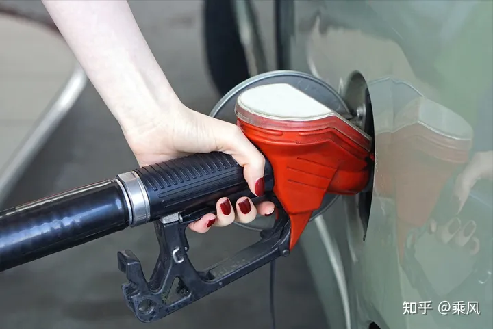 今日油价最新调整信息:全国加油站柴油、92、95号汽油价格(油价调整最新消息原因)