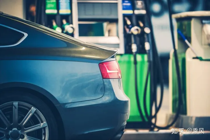 今日油价最新调整信息:全国加油站柴油、92、95号汽油价格(油价调整最新消息原因)