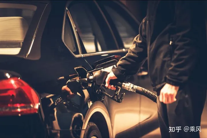 今日油价最新调整信息:全国加油站柴油、92、95号汽油价格(油价调整最新消息原因)