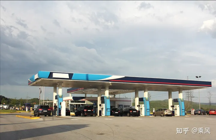 今日油价最新调整信息:全国加油站柴油、92、95号汽油价格(油价调整最新消息原因)