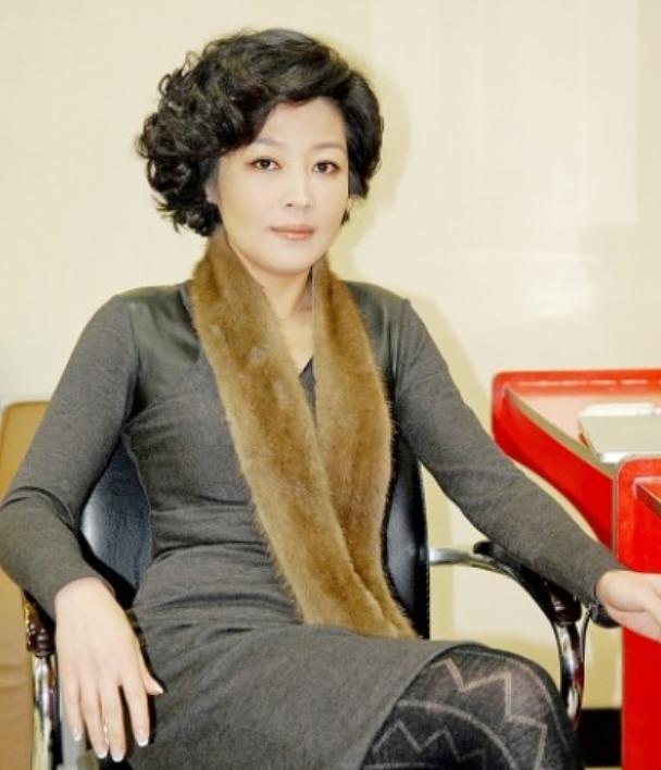 李咏病逝5年,哈文拒绝改嫁坚持赡养婆婆,直言:我永远是李家人