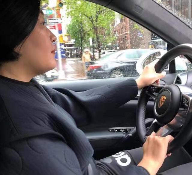 李咏病逝5年,哈文拒绝改嫁坚持赡养婆婆,直言:我永远是李家人