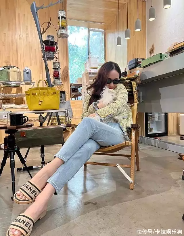 杜江霍思燕一起探店过二人世界,网友:杜江咋开始留长发了,达咩争议!