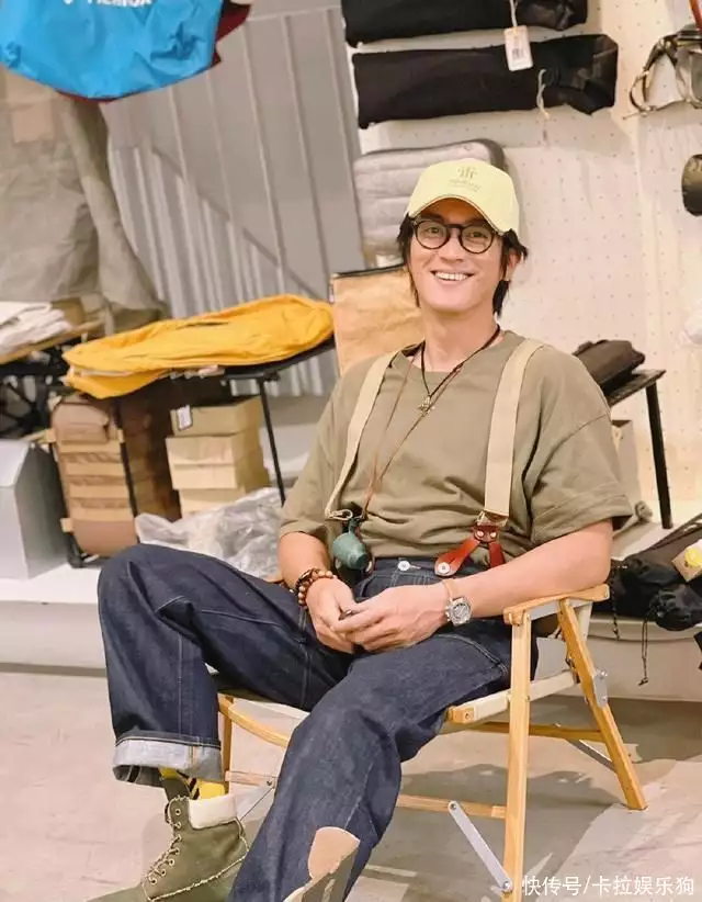 杜江霍思燕一起探店过二人世界,网友:杜江咋开始留长发了,达咩争议!