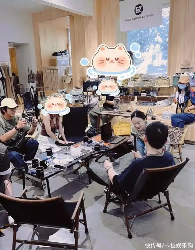 杜江霍思燕一起探店过二人世界,网友:杜江咋开始留长发了,达咩争议!