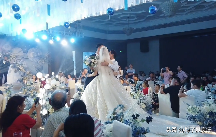 普通南京人结婚有多壕?五星级酒店办喜宴,一桌没有5000元下不来(南京结婚酒店一览表)