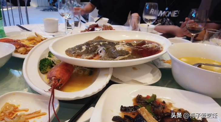 普通南京人结婚有多壕?五星级酒店办喜宴,一桌没有5000元下不来(南京结婚酒店一览表)