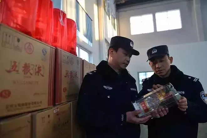 2020年,浙江一婚宴五粮液被调包,18人中毒住院,家属索赔50万,结局咋样?江西一大学生到派出所,更换二代身份证,民警:你必须得换个名字(婚酒五粮液)