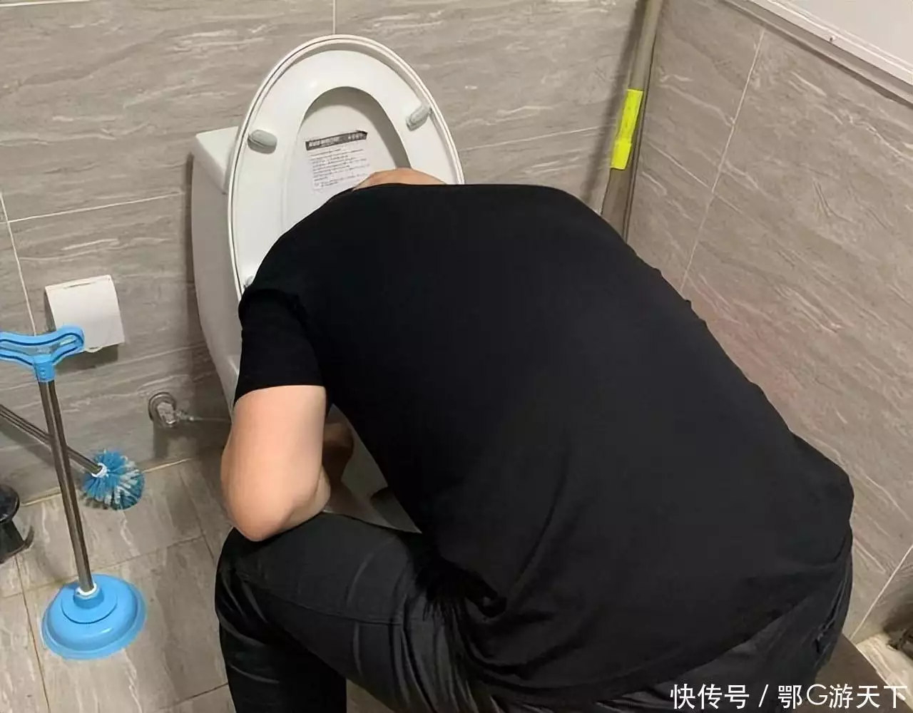 20年浙江一婚宴五粮液被调包,18人住院,家属索赔50万,结果如何礼堂门卫隐藏身份60年,女婿“设局”暴露其身份,授奖时泪流满面(宜宾五粮液婚宴酒价格表)