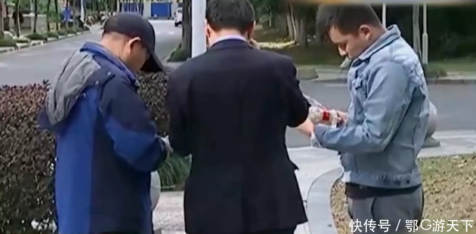 20年浙江一婚宴五粮液被调包,18人住院,家属索赔50万,结果如何礼堂门卫隐藏身份60年,女婿“设局”暴露其身份,授奖时泪流满面(宜宾五粮液婚宴酒价格表)