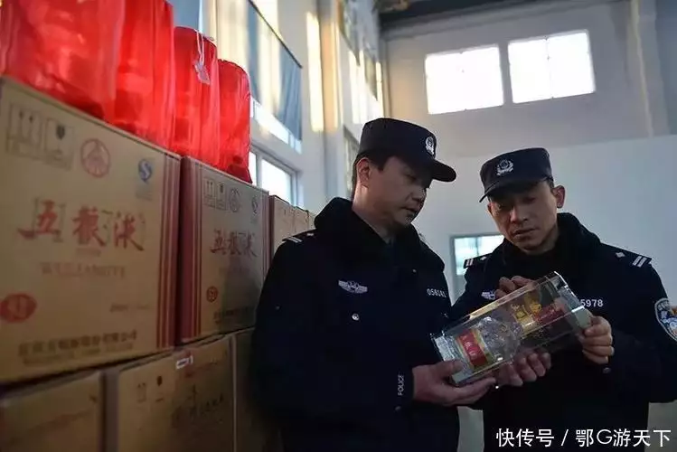 20年浙江一婚宴五粮液被调包,18人住院,家属索赔50万,结果如何礼堂门卫隐藏身份60年,女婿“设局”暴露其身份,授奖时泪流满面(宜宾五粮液婚宴酒价格表)