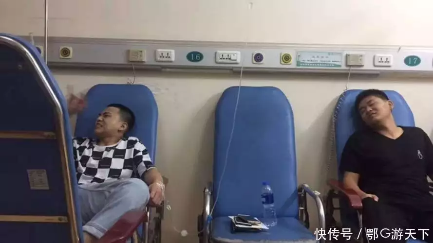 20年浙江一婚宴五粮液被调包,18人住院,家属索赔50万,结果如何礼堂门卫隐藏身份60年,女婿“设局”暴露其身份,授奖时泪流满面(宜宾五粮液婚宴酒价格表)