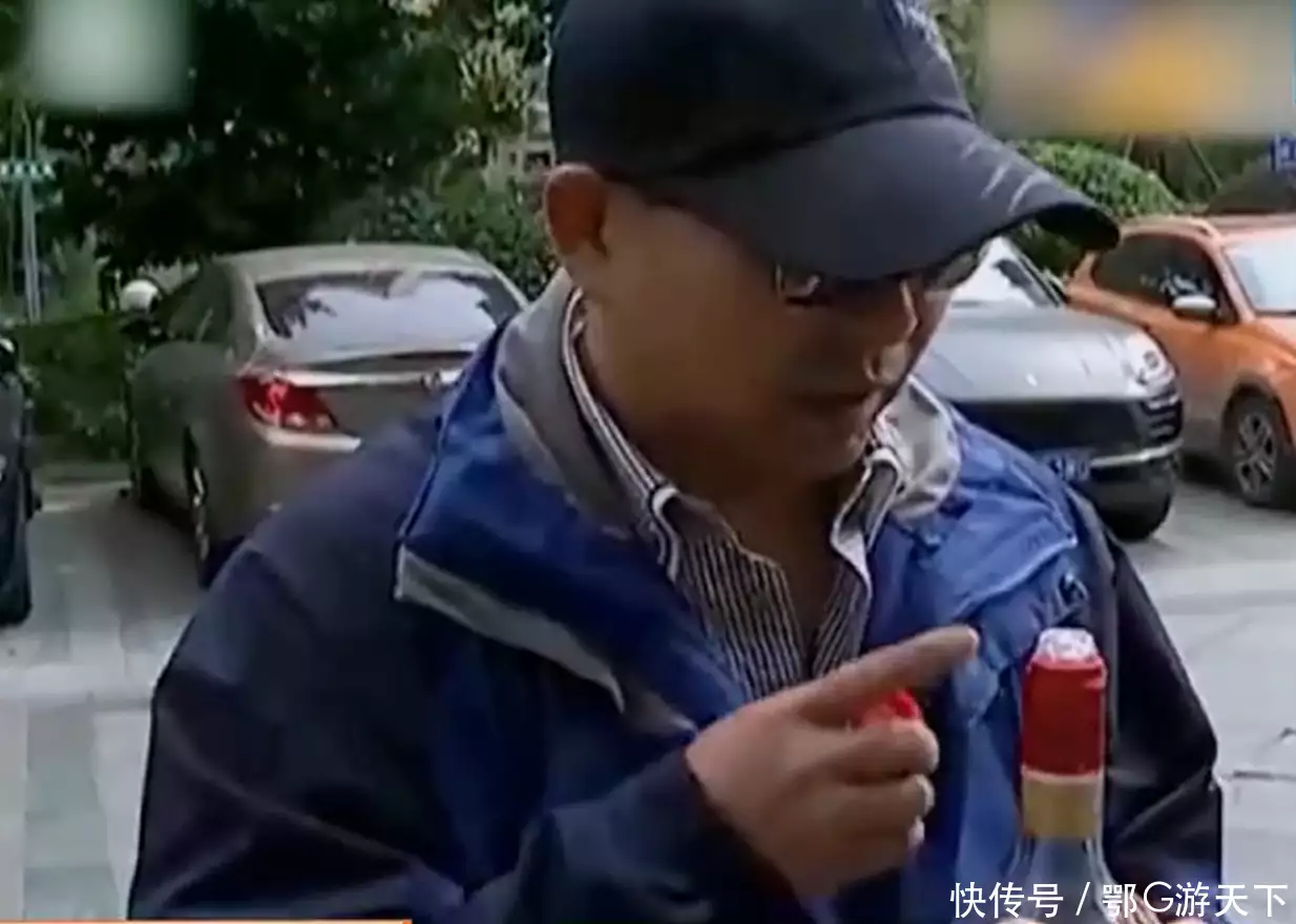 20年浙江一婚宴五粮液被调包,18人住院,家属索赔50万,结果如何礼堂门卫隐藏身份60年,女婿“设局”暴露其身份,授奖时泪流满面(宜宾五粮液婚宴酒价格表)