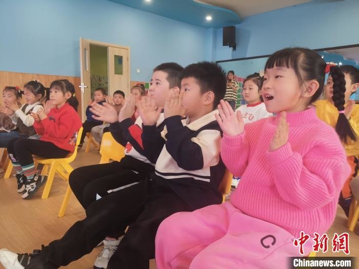 山西左权:17名萌娃同唱《孤勇者》感谢消防员(左权名歌会)