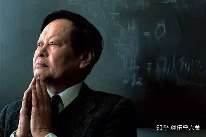 97岁杨振宁携娇妻看展,翁帆主动上前牵手,“忘年恋”恩爱有加(杨振宁和老婆翁帆的故事简介)