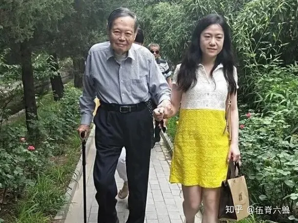 97岁杨振宁携娇妻看展,翁帆主动上前牵手,“忘年恋”恩爱有加(杨振宁和老婆翁帆的故事简介)