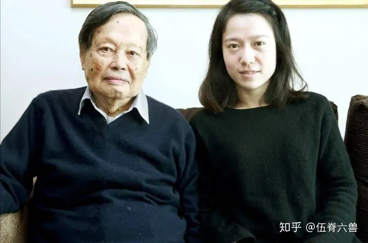 97岁杨振宁携娇妻看展,翁帆主动上前牵手,“忘年恋”恩爱有加(杨振宁和老婆翁帆的故事简介)