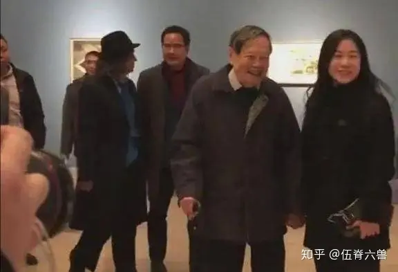 97岁杨振宁携娇妻看展,翁帆主动上前牵手,“忘年恋”恩爱有加(杨振宁和老婆翁帆的故事简介)