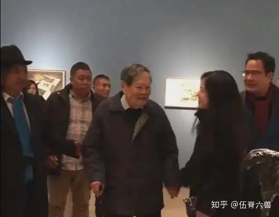 97岁杨振宁携娇妻看展,翁帆主动上前牵手,“忘年恋”恩爱有加(杨振宁和老婆翁帆的故事简介)
