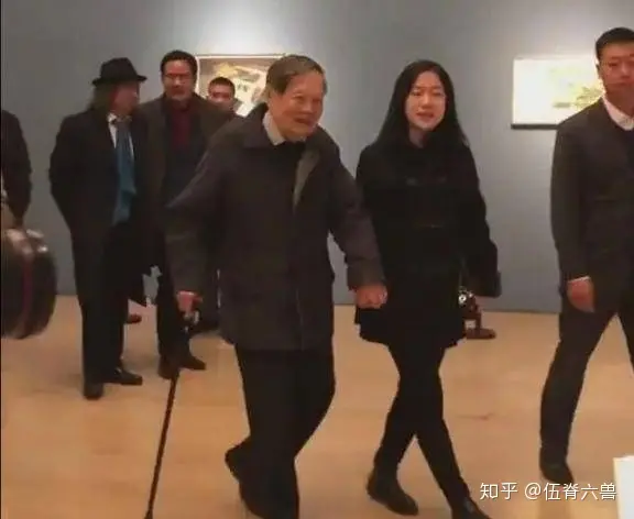 97岁杨振宁携娇妻看展,翁帆主动上前牵手,“忘年恋”恩爱有加(杨振宁和老婆翁帆的故事简介)