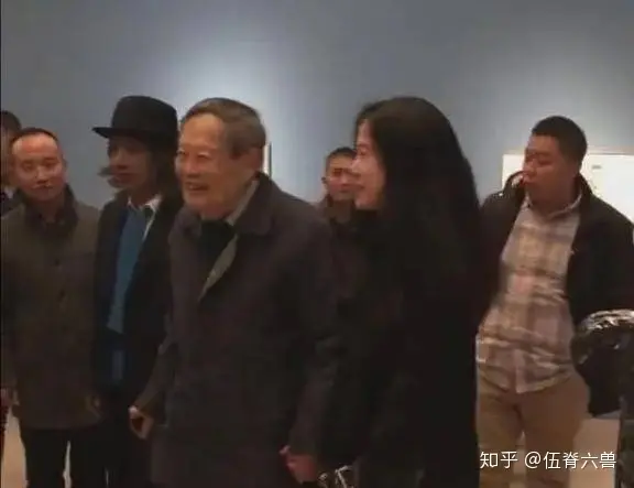 97岁杨振宁携娇妻看展,翁帆主动上前牵手,“忘年恋”恩爱有加(杨振宁和老婆翁帆的故事简介)