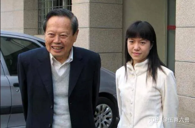 97岁杨振宁携娇妻看展,翁帆主动上前牵手,“忘年恋”恩爱有加(杨振宁和老婆翁帆的故事简介)