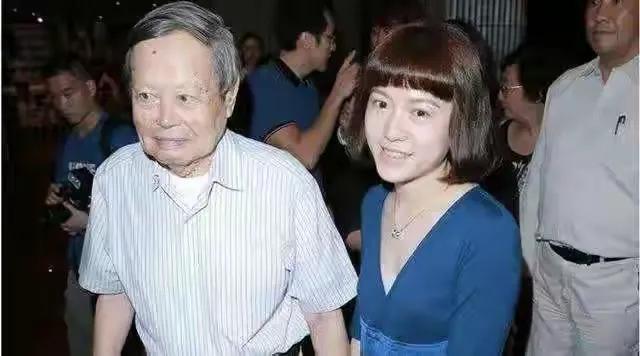 有种“整容”叫翁帆结婚,丈夫杨振宁变化不大,她却像换了个人(翁帆接受采访:和杨振宁结婚当天)