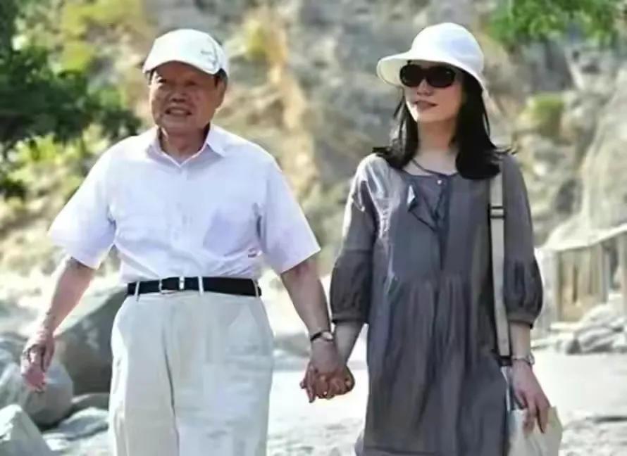 有种“整容”叫翁帆结婚,丈夫杨振宁变化不大,她却像换了个人(翁帆接受采访:和杨振宁结婚当天)