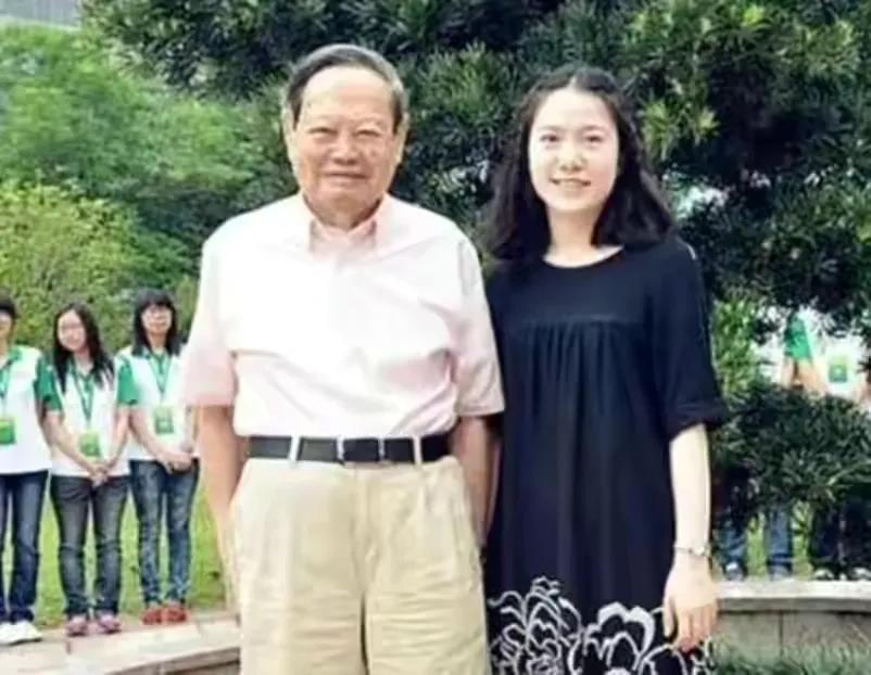 有种“整容”叫翁帆结婚,丈夫杨振宁变化不大,她却像换了个人(翁帆接受采访:和杨振宁结婚当天)