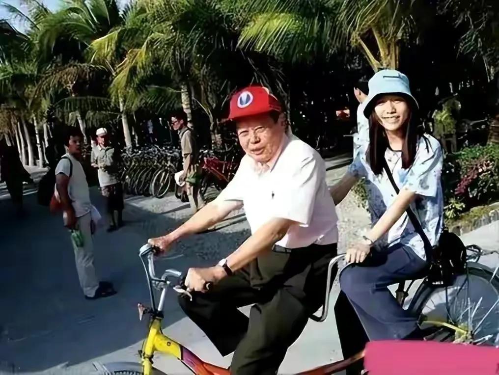 有种“整容”叫翁帆结婚,丈夫杨振宁变化不大,她却像换了个人(翁帆接受采访:和杨振宁结婚当天)