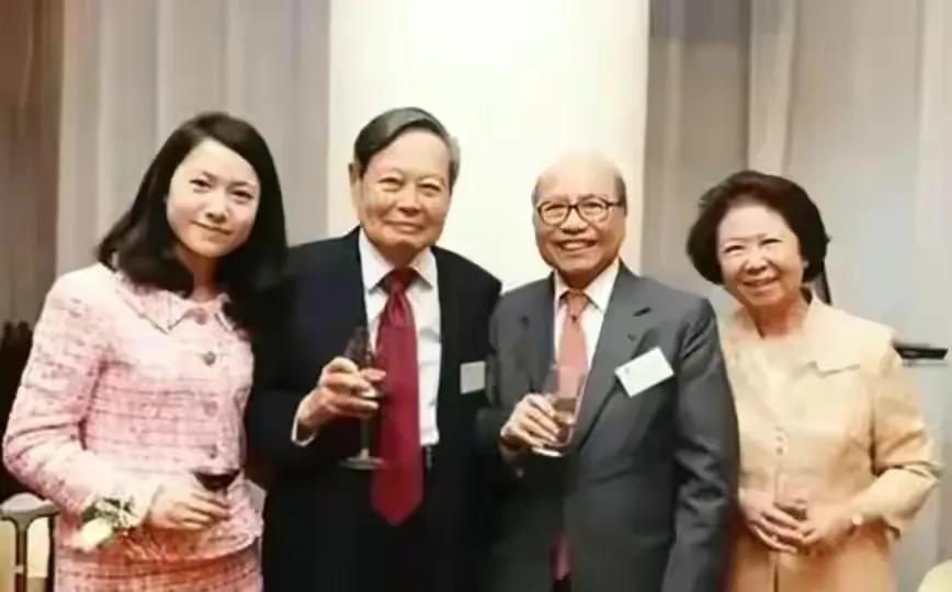 有种“整容”叫翁帆结婚,丈夫杨振宁变化不大,她却像换了个人(翁帆接受采访:和杨振宁结婚当天)