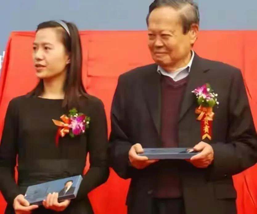 有种“整容”叫翁帆结婚,丈夫杨振宁变化不大,她却像换了个人(翁帆接受采访:和杨振宁结婚当天)