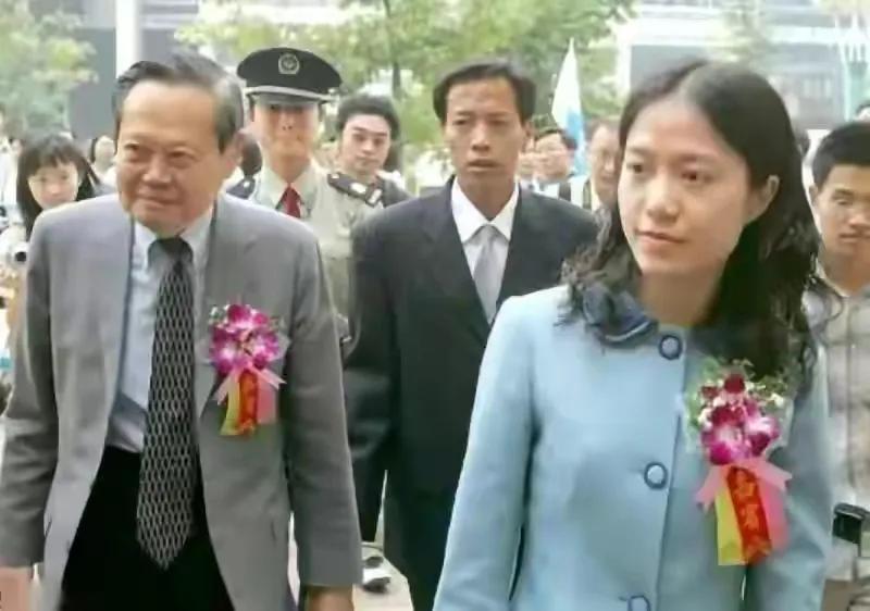 有种“整容”叫翁帆结婚,丈夫杨振宁变化不大,她却像换了个人(翁帆接受采访:和杨振宁结婚当天)