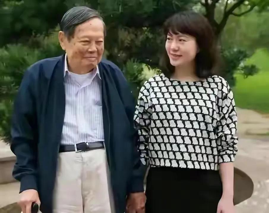 有种“整容”叫翁帆结婚,丈夫杨振宁变化不大,她却像换了个人(翁帆接受采访:和杨振宁结婚当天)