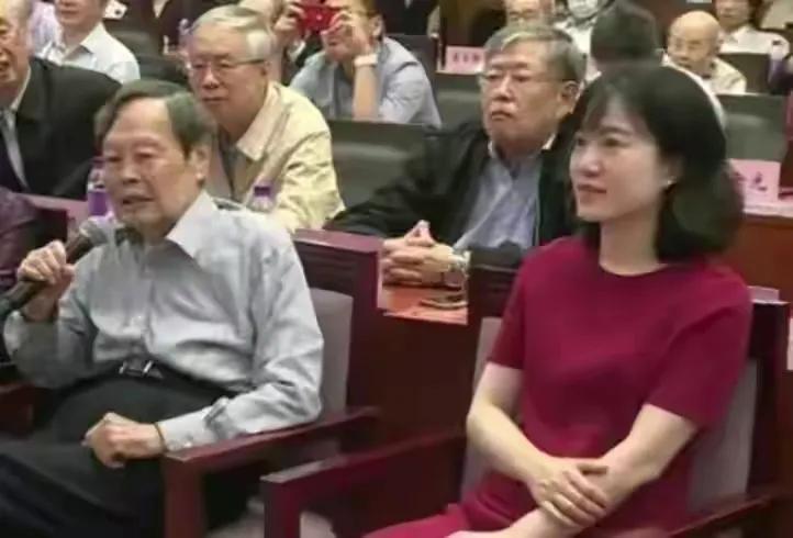 有种“整容”叫翁帆结婚,丈夫杨振宁变化不大,她却像换了个人(翁帆接受采访:和杨振宁结婚当天)
