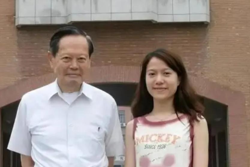 杨振宁娶小54岁翁帆,为何17年来都要早睡,真实情况让人感动(杨振宁与翁帆结婚照片)