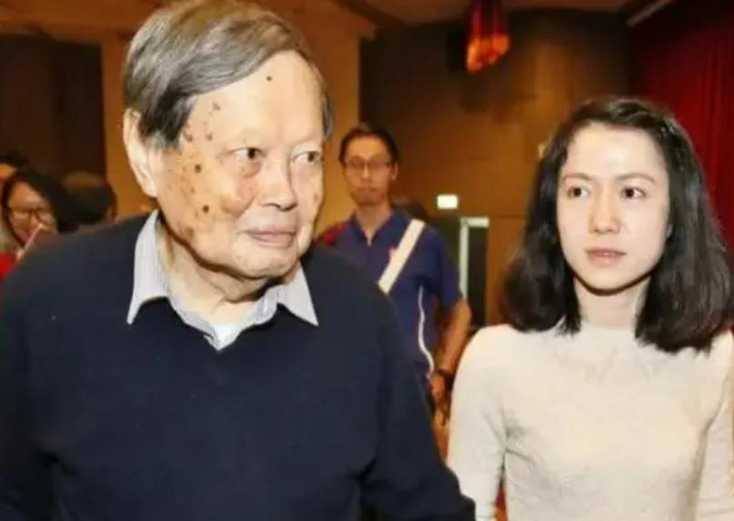 杨振宁娶小54岁翁帆,为何17年来都要早睡,真实情况让人感动(杨振宁与翁帆结婚照片)