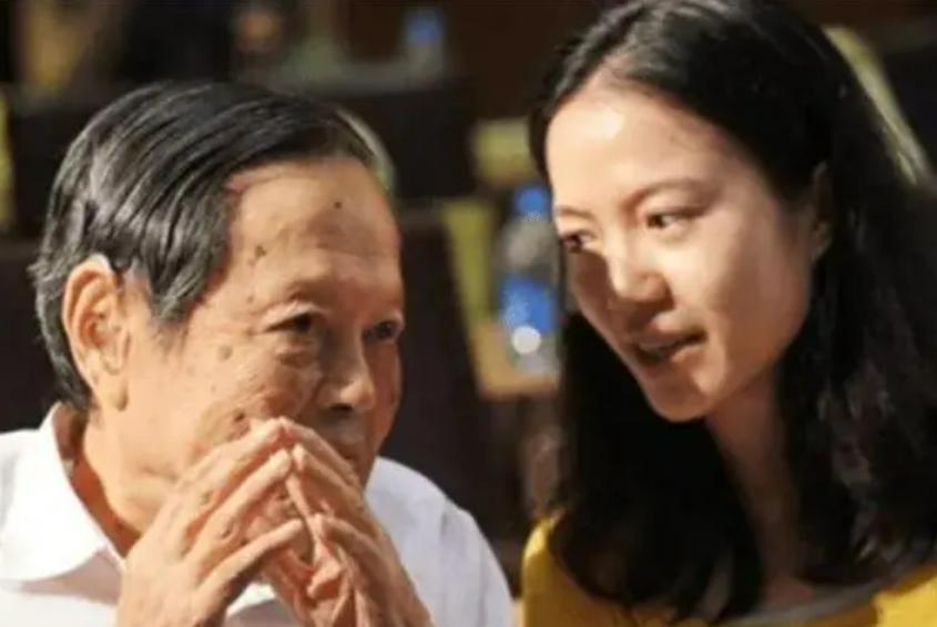 杨振宁娶小54岁翁帆,为何17年来都要早睡,真实情况让人感动(杨振宁与翁帆结婚照片)