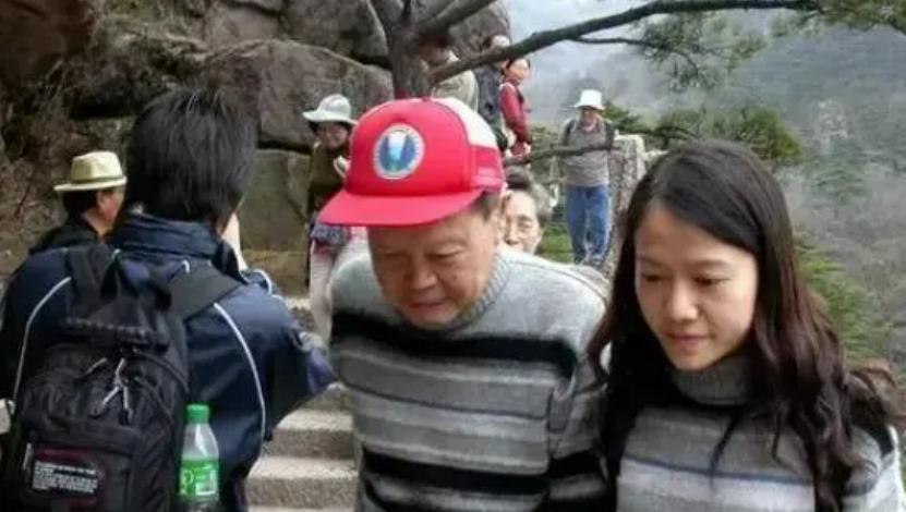 杨振宁娶小54岁翁帆,为何17年来都要早睡,真实情况让人感动(杨振宁与翁帆结婚照片)