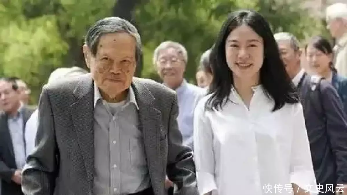 杨振宁妻子翁帆:我比老公小54岁,但我们是真心相爱央视主持人李瑞英,工作突接儿子坠楼消息,她含泪说出了22个字(杨振宁妻子翁帆怀孕了吗)