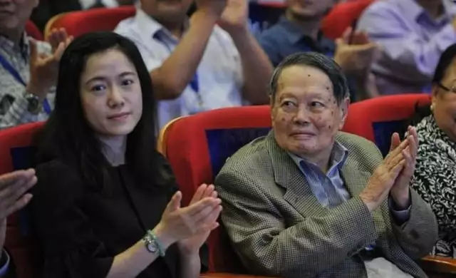 99岁杨振宁带妻子聚会,被好友围着敬酒,55岁翁帆连忙起身显尊重(杨振宁及妻子与翁帆)