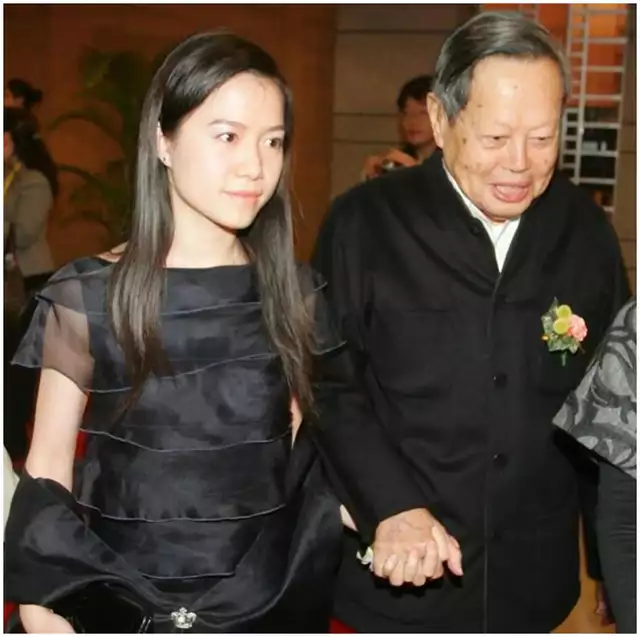 99岁杨振宁带妻子聚会,被好友围着敬酒,55岁翁帆连忙起身显尊重(杨振宁及妻子与翁帆)