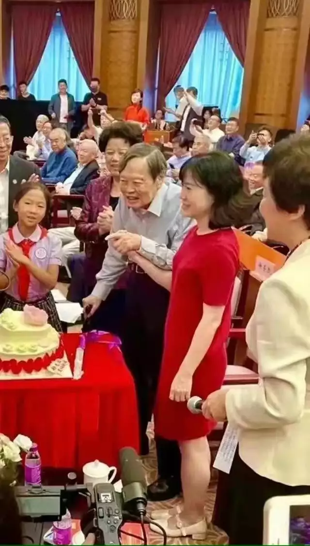 99岁杨振宁带妻子聚会,被好友围着敬酒,55岁翁帆连忙起身显尊重(杨振宁及妻子与翁帆)