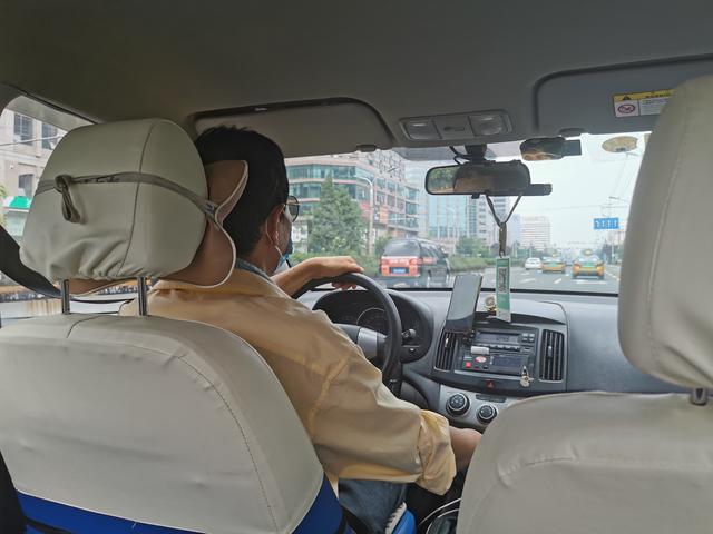 乘客热得慌司机遭暴晒,出租车为啥不能贴防晒膜?(出租车可以贴透明的太阳膜么视频)